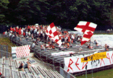 Heimspiel mit Dynamo Dresden Fahne in der Curva Kaos