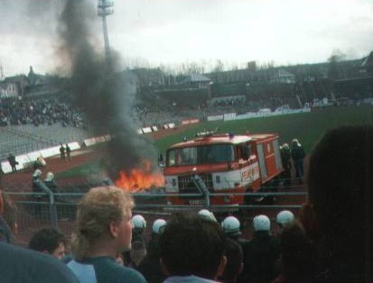 Hochsprungmatte brennt - Feuerwehr kommt